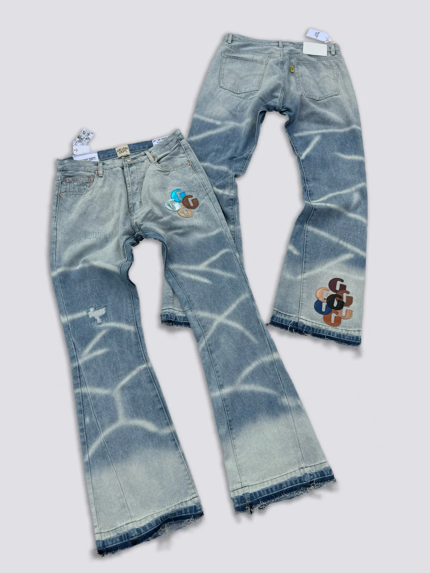 -Size upper body P240#G66 GALLERY DEPT. Denim spliced ​​with all-over printed leather ripped bell-bottoms, washed and distressed jeans. GALLERY is attracted by these bell-bottoms. Whether it is a reset of Carhartt or Levis, they all create a strong brand style. Since these pants are modified from rare vintage, the production capacity is limited. Therefore, after many icons wore them, these pants were once hard to find. Later, perhaps due to the improvement of GD's business in the past two years and the expansion of production lines, the brand itself lowered the price, so I can't wait any longer for these pants this year and will definitely buy them. During the process of the denim washing plant, the owner of the washing plant helped introduce a boss who had worked for Levi's foundry and started his own business. This also paved the way for the following styles. Therefore, Levi's remodeled single product for the base plate is really familiar. Whether it is the fabrics supplied or the lathes used in production, there is nothing to choose from. -Color: blue -Size: S-XXL (corresponding to 28-36)
